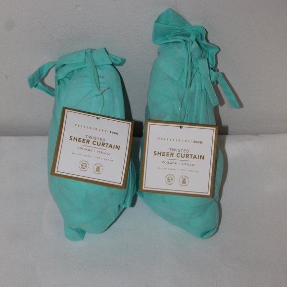 Pottery Barn: Fluffy Luxe Throw, Dottie Pillow Cases & Twisted Sheer Curtain (4) - Picture 4 of 10